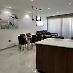 Lägenhet Flat 3, Nearby Beaches & Countryside, Sleeps 11 L-Imgarr