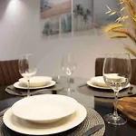 Flat 3, Nearby Beaches & Countryside, Sleeps 11 *