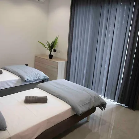 Flat 3, Nearby Beaches & Countryside, With Terrace Appartement