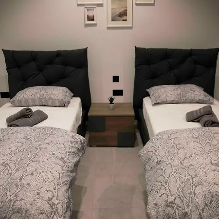 Flat 3, Nearby Beaches & Countryside, Sleeps 11 *