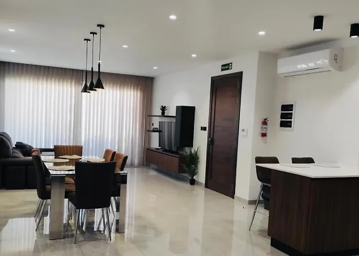 Flat 3, Nearby Beaches & Countryside, With Terrace Appartement