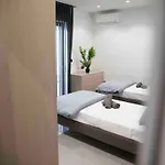 Flat 3, Nearby Beaches & Countryside, Sleeps 11 Apartment