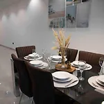 Flat 3, Nearby Beaches & Countryside, Sleeps 11 Apartment