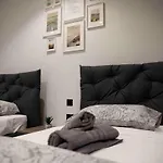Apartment Flat 3, Nearby Beaches & Countryside, Sleeps 11