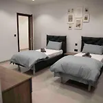 Apartment Flat 3, Nearby Beaches & Countryside, Sleeps 11 *