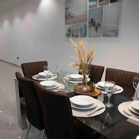 Flat 3, Large 3 Bedroom Apartment, Nearby Beaches & Countryside, Sleeps 11 Apartment