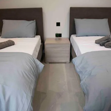 Flat 3, Large 3 Bedroom Apartment, Nearby Beaches & Countryside, Sleeps 11 Appartement L-Imgarr