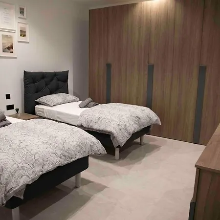 Flat 3, Nearby Beaches & Countryside, Sleeps 11 * L-Imgarr