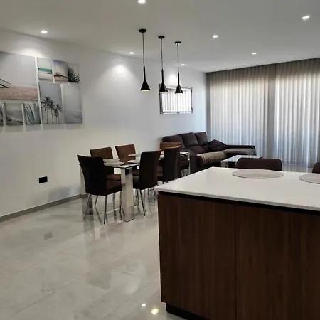 Apartment Flat 3, Large 3 Bedroom Apartment, Nearby Beaches & Countryside, Sleeps 11 L-Imgarr