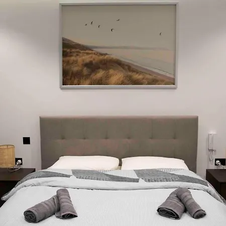 Apartment Flat 3, Large 3 Bedroom Apartment, Nearby Beaches & Countryside, Sleeps 11 *