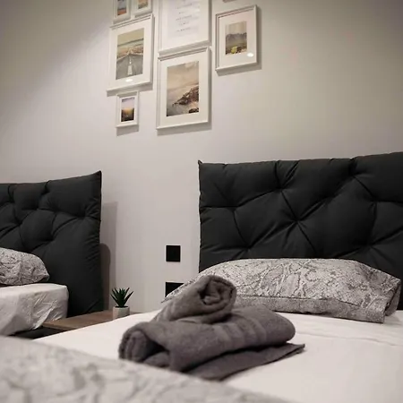 Apartment Flat 3, Large 3 Bedroom Apartment, Nearby Beaches & Countryside, Sleeps 11