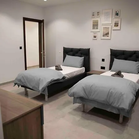 Apartment Flat 3, Large 3 Bedroom Apartment, Nearby Beaches & Countryside, Sleeps 11 *