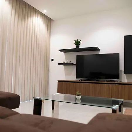 Flat 3, Large 3 Bedroom Apartment, Nearby Beaches & Countryside, Sleeps 11 Apartment L-Imgarr