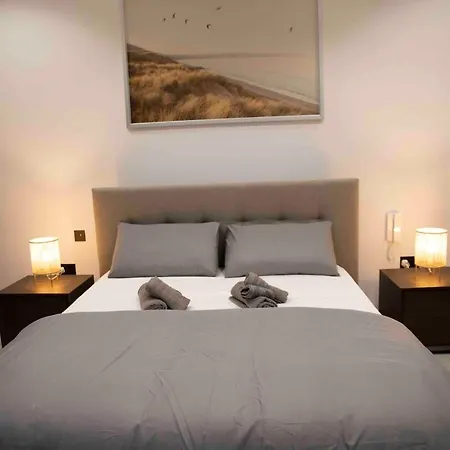 Flat 3, Large 3 Bedroom Apartment, Nearby Beaches & Countryside, Sleeps 11