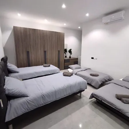 Flat 3, Large 3 Bedroom Apartment, Nearby Beaches & Countryside, Sleeps 11 Apartment L-Imgarr