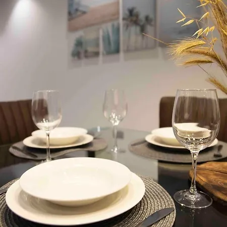 Flat 3, Large 3 Bedroom Apartment, Nearby Beaches & Countryside, Sleeps 11 *