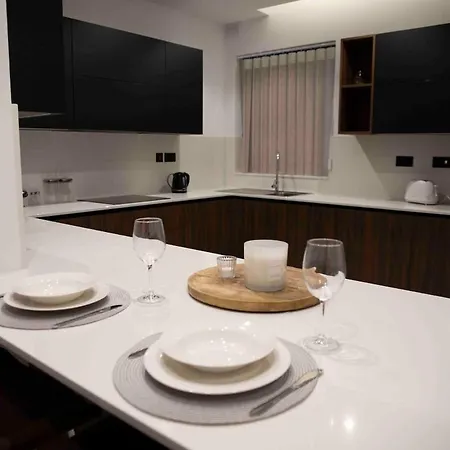 Flat 3, Large 3 Bedroom Apartment, Nearby Beaches & Countryside, Sleeps 11 * L-Imgarr