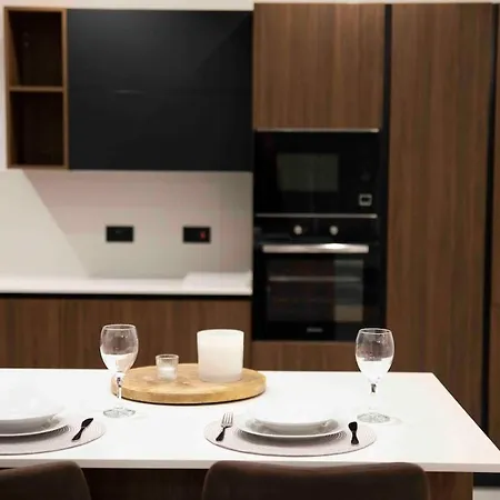 Apartment Flat 3, Large 3 Bedroom Apartment, Nearby Beaches & Countryside, Sleeps 11 L-Imgarr