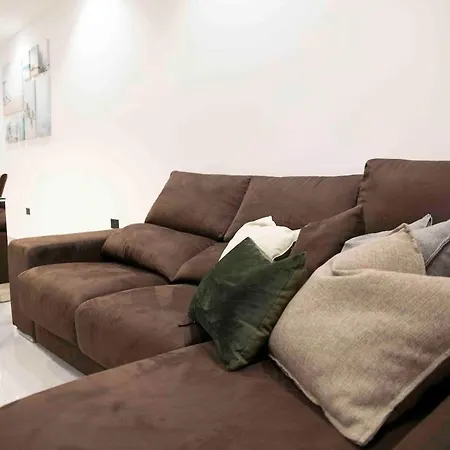 Flat 3, Large 3 Bedroom Apartment, Nearby Beaches & Countryside, Sleeps 11 *
