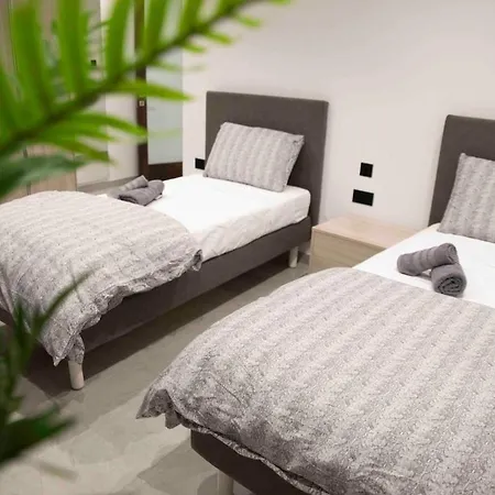 Flat 3, Large 3 Bedroom Apartment, Nearby Beaches & Countryside, Sleeps 11 Apartment L-Imgarr
