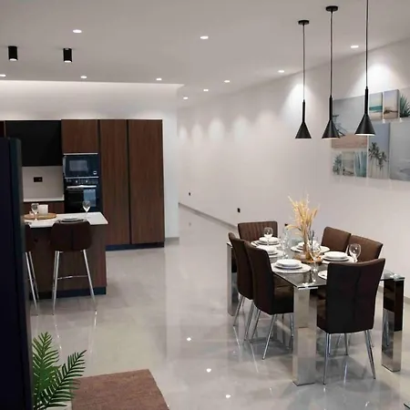 Apartment Flat 3, Large 3 Bedroom Apartment, Nearby Beaches & Countryside, Sleeps 11 L-Imgarr